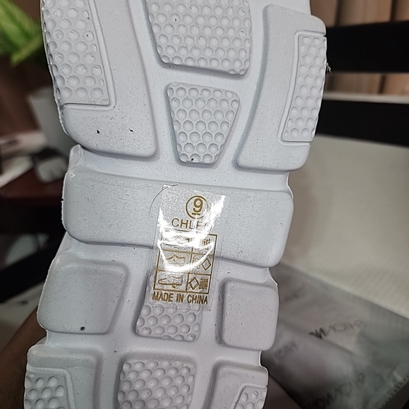 Fashion Nova Slip On Sock Sneakers. Size 9. Brand New In Box - Picture 4 of 4